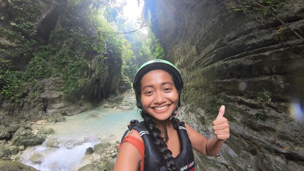 Amazing nature and cliffs when doing the Kawasan Falls Canyoneering