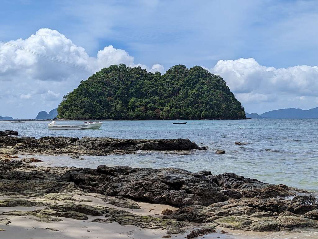Plenty of rocks in front of depeldet island