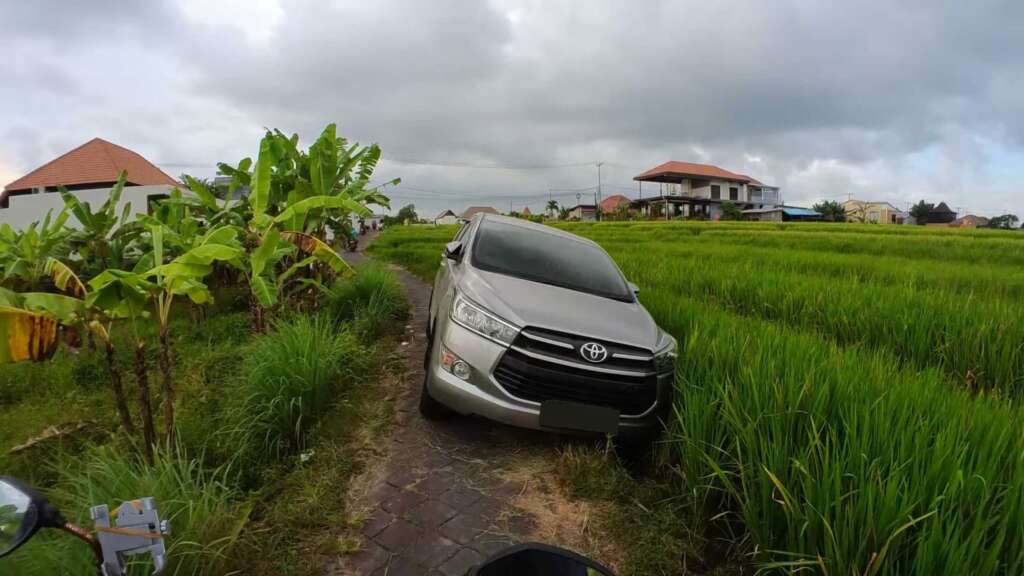 A small Indonesian road in Bali where a car got stuck.