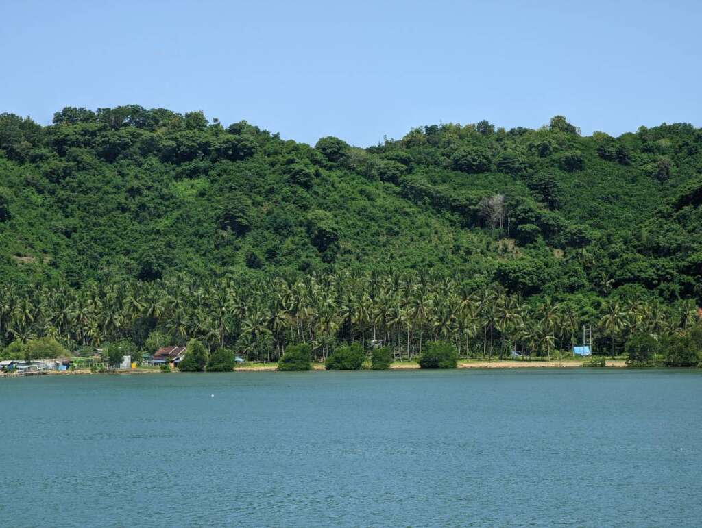 Arriving at Lombok and looking at palmtrees, hills and the ocean.