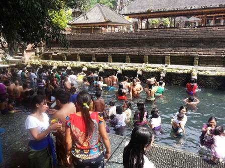 People washing themselves at Pura Tirta Empul Temple